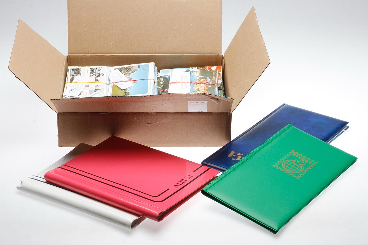 VYKORT en låda, ca 950 st. samt 4 album, 1900-tal.