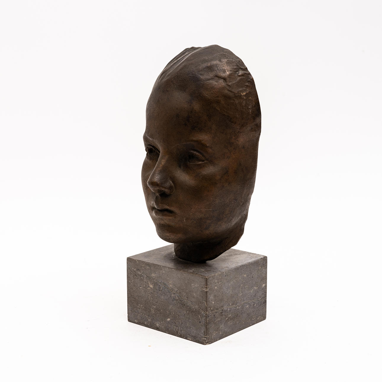 OKÄND KONSTNÄR. Kvinnoansikte, brons, osignerad.