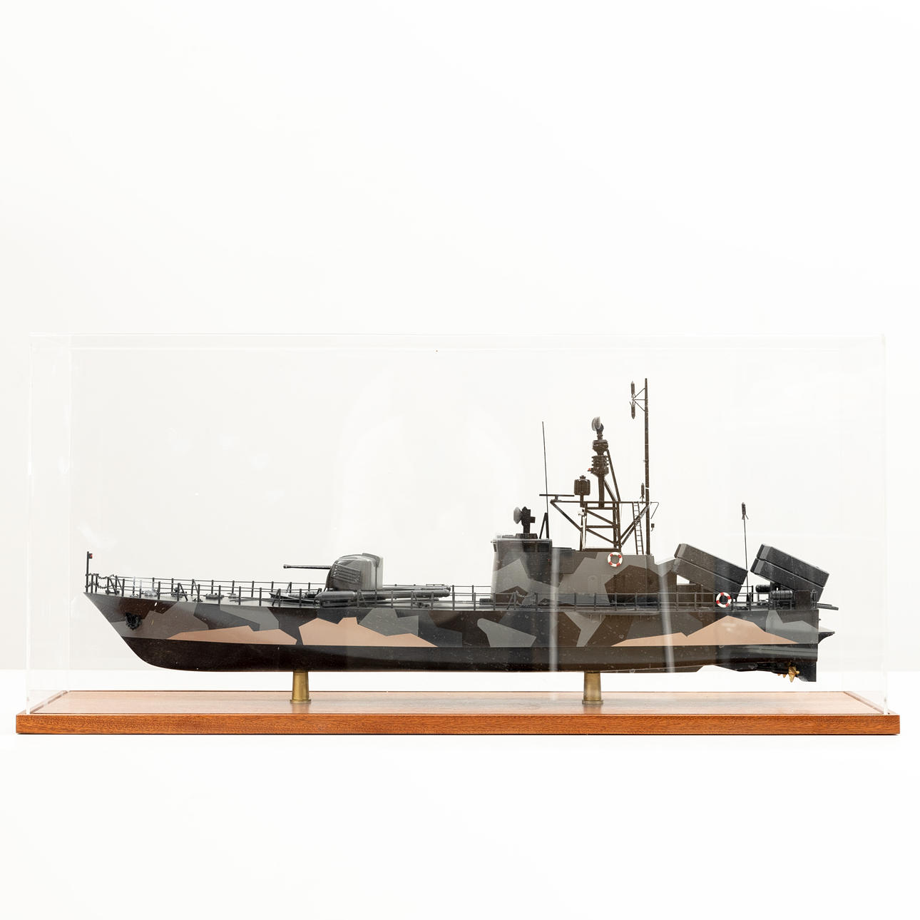 HMS YSTAD (T131/R131), robotbåt, modellfartyg.