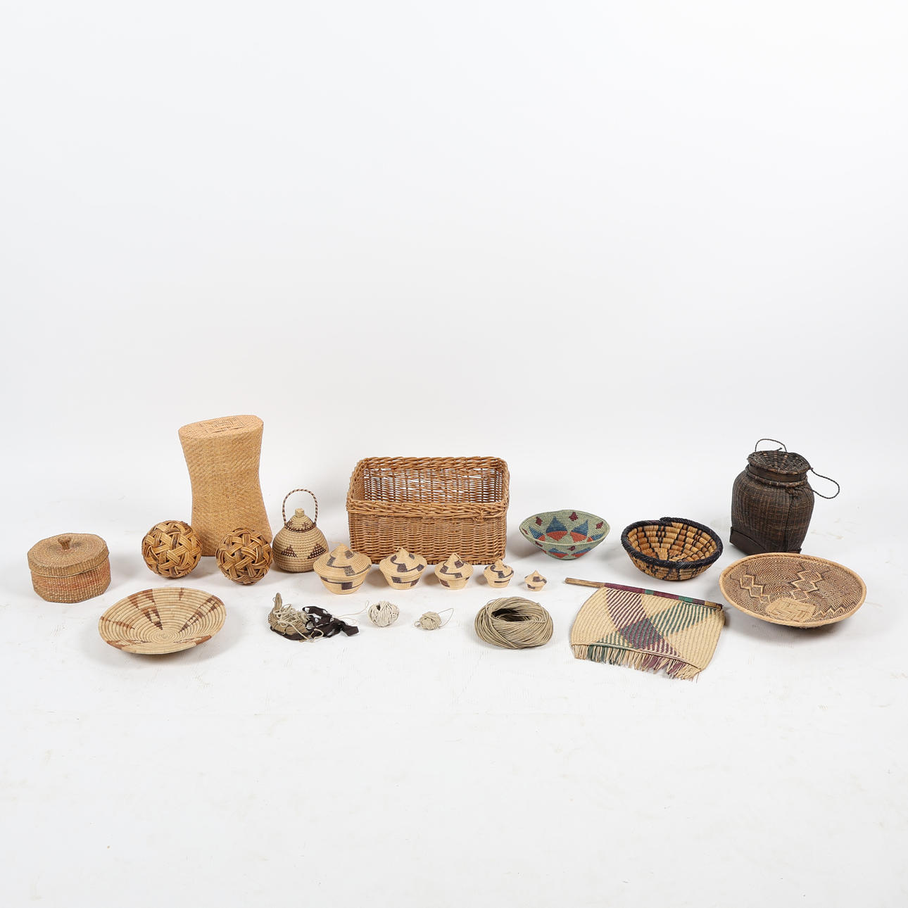 A QUANTITY OF WOVEN BASKETS AND OTHER ASSORTED ITEMS, 20TH CENTURY (21).