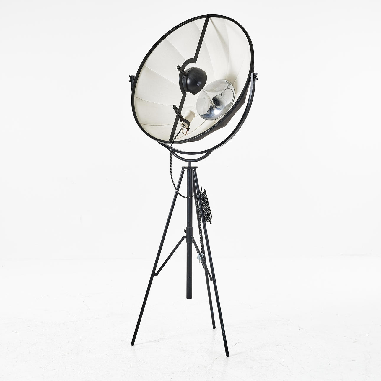 GULVLAMPE, sort lakeret metal, moderne.