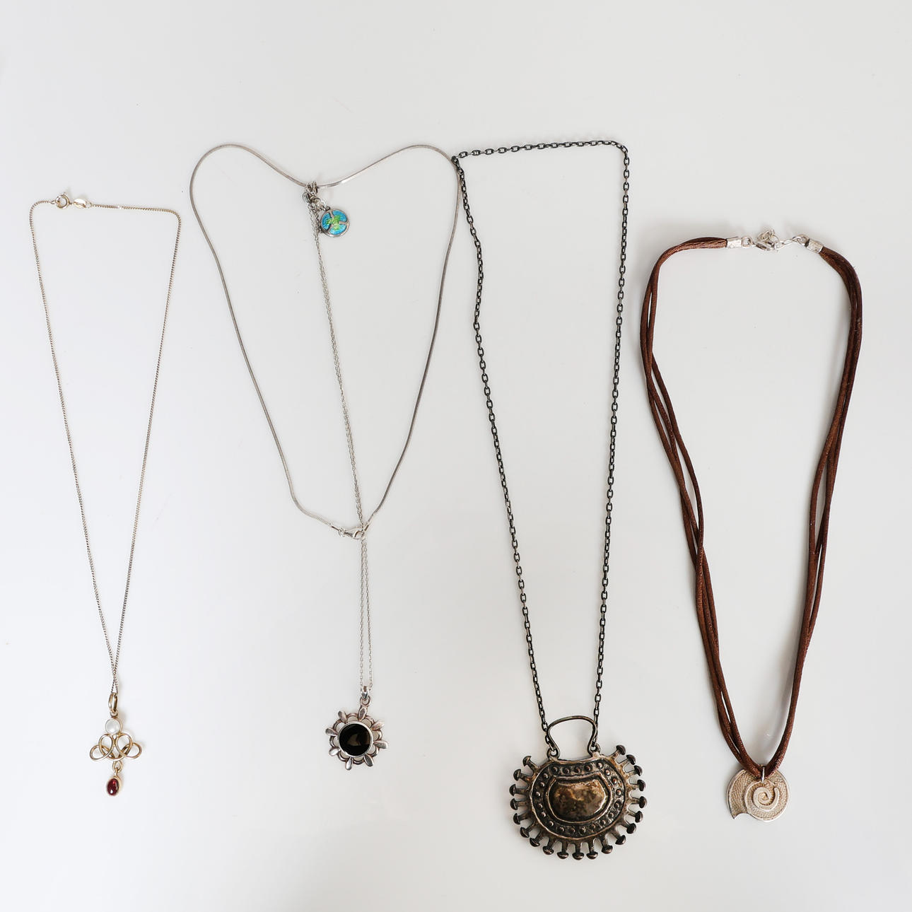 EINE SAMMLUNG VON SILBERSCHMUCK.