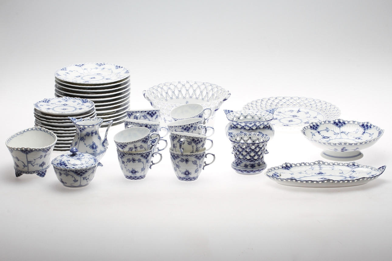 SERVISDELAR, porslin, 33 delar. Blandsortering. Musselmalet, Royal Copenhagen.