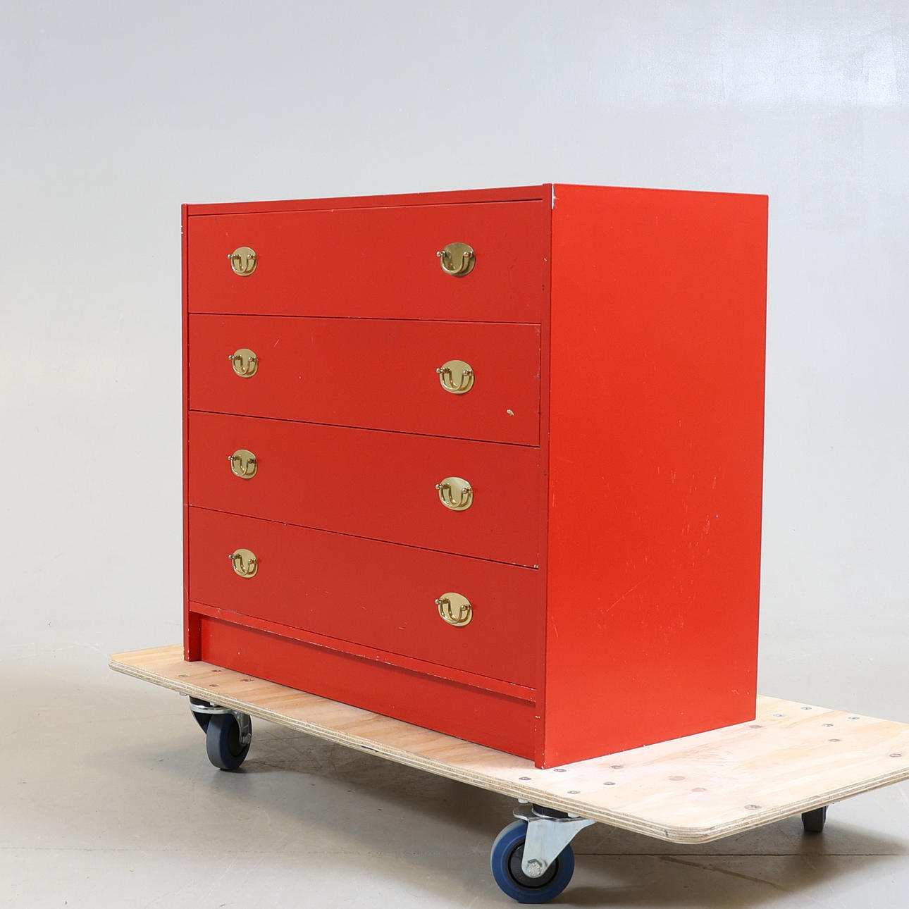 BYRÅ, lackerad & beslag i mässing, 1900-tal.