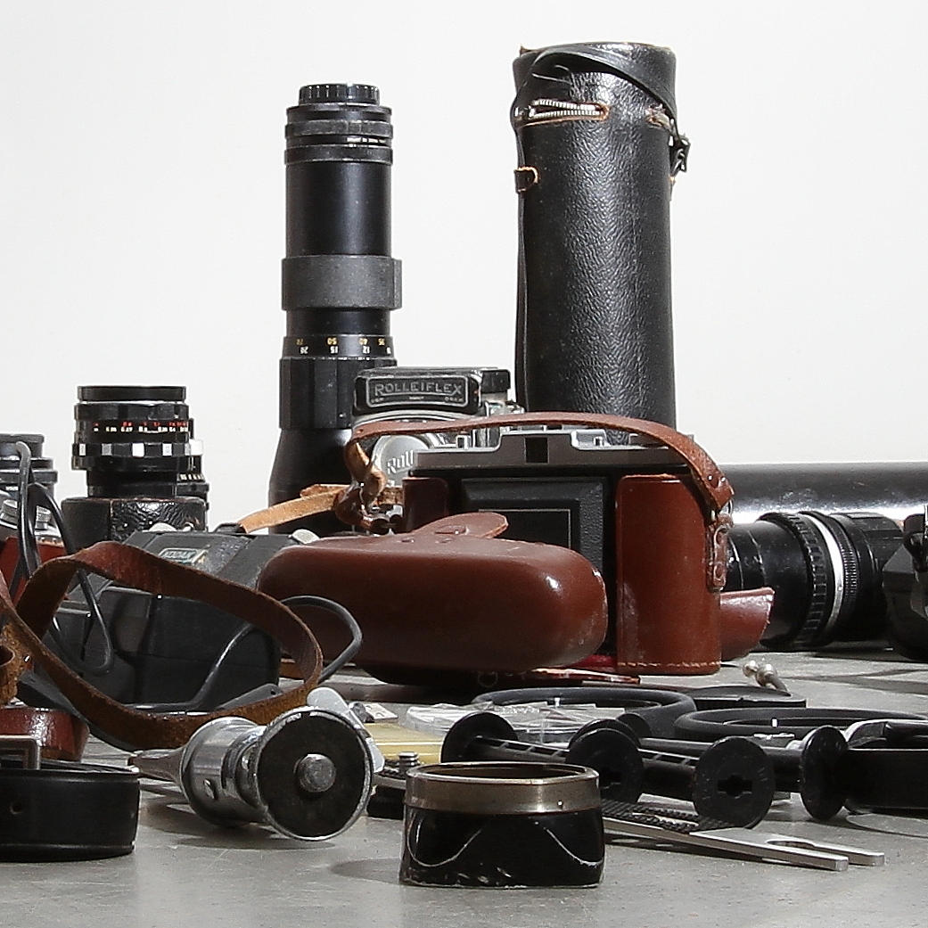 KAMEROR samt OBJEKTIV och TILLBEHÖR, bl a Kodak Retina I och Zeiss Ikon, Tenax I.