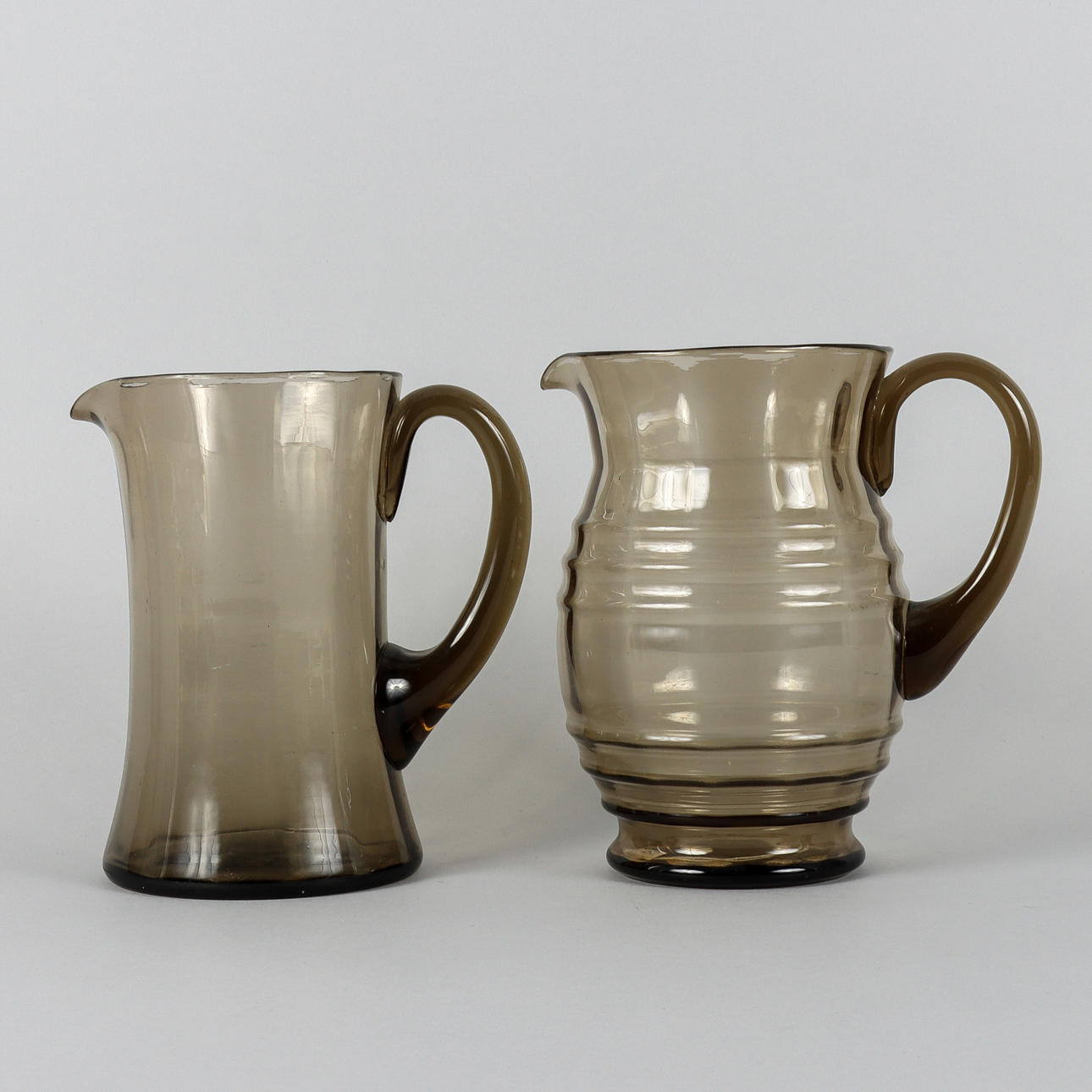 TILLBRINGARE 2 stycken, rökfärgat glas.