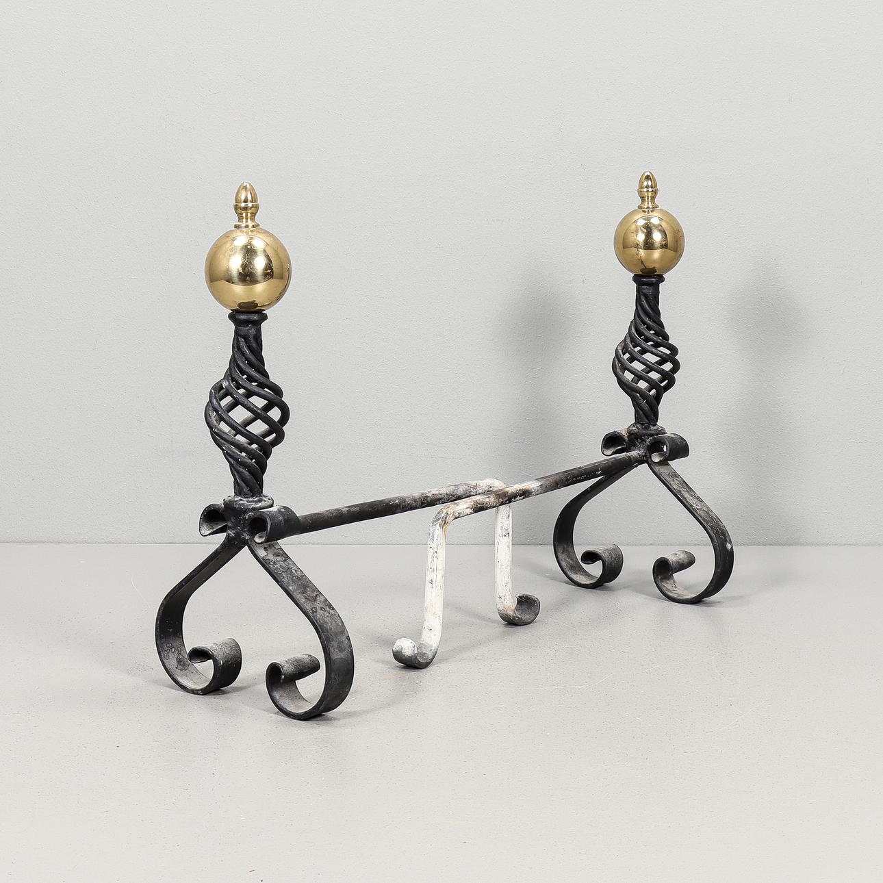 ELDHUNDAR mässing och smide.