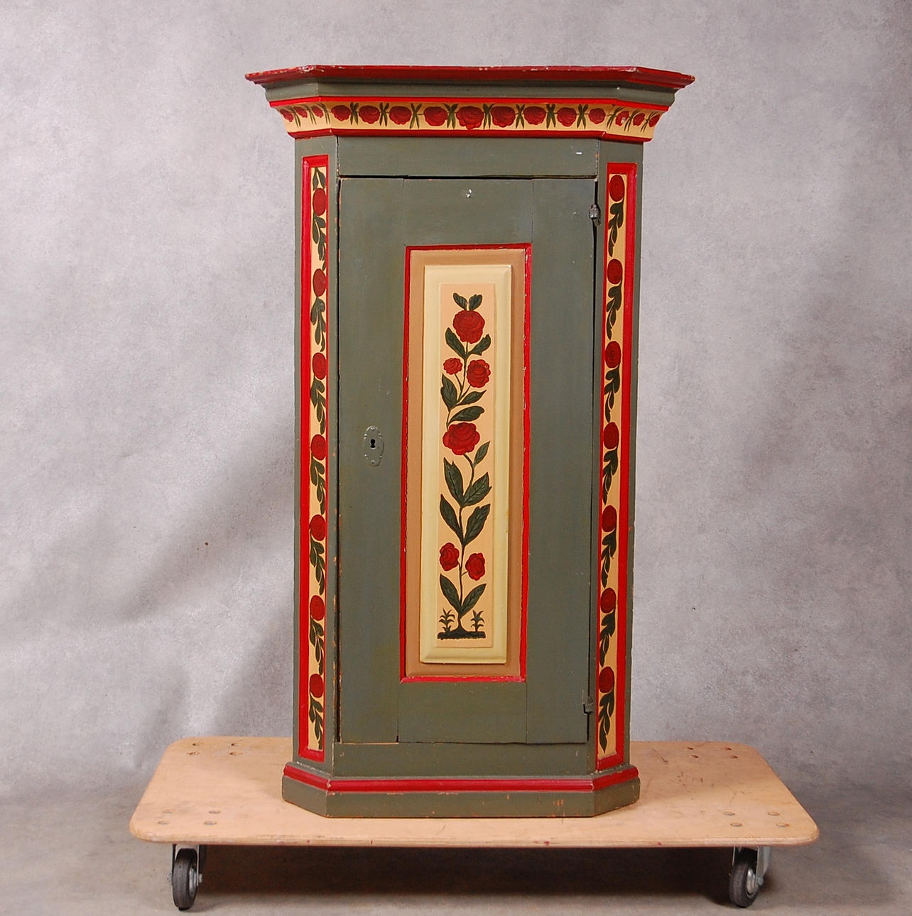 HÖRNSKÅP allmoge 17-1800-tal.