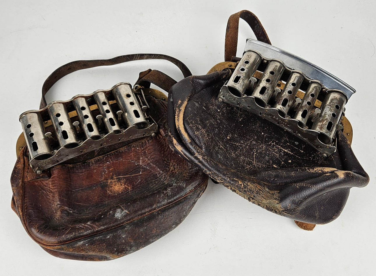 KONDUKTÖRSVÄSKOR, 2 st, läder och metall, 1900-tal.