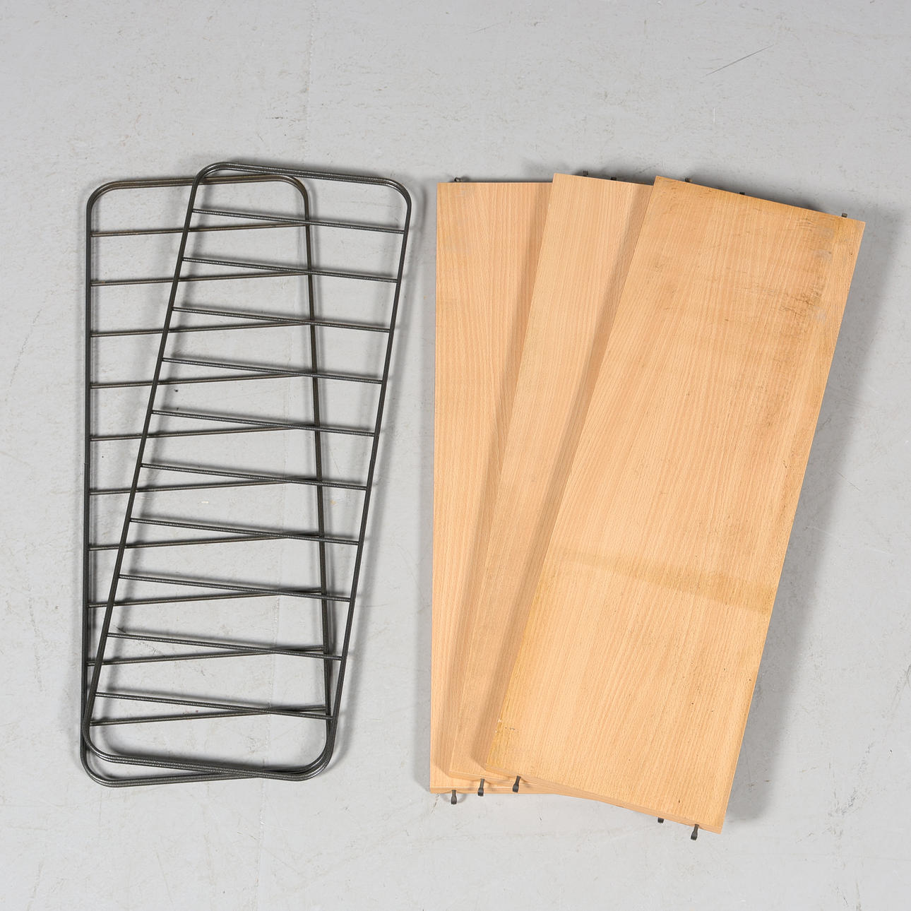 VÆGHYLDE TRÆ MED METALGAVLE.