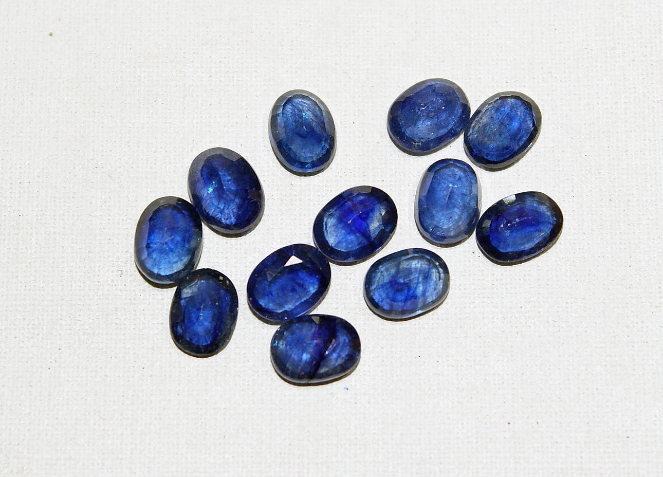 ÄDELSTENAR, 12 st. ovalt facetterade safirer, 20,56 ct.