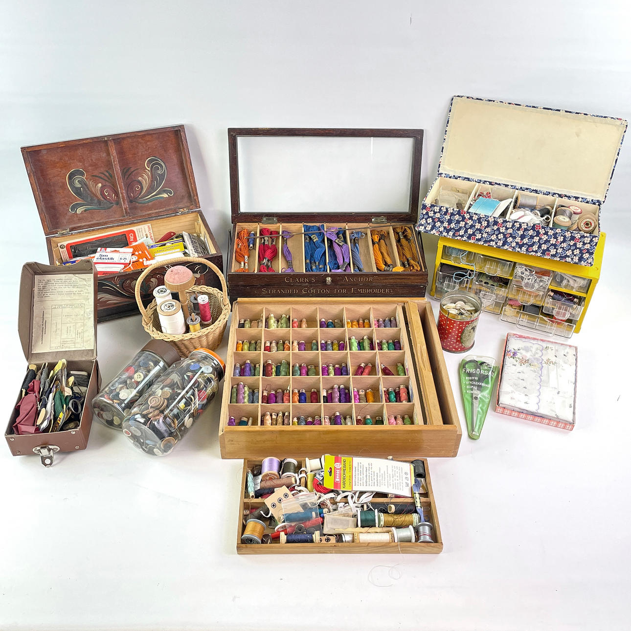 BATCH OF SEWING ACCESSORIES.