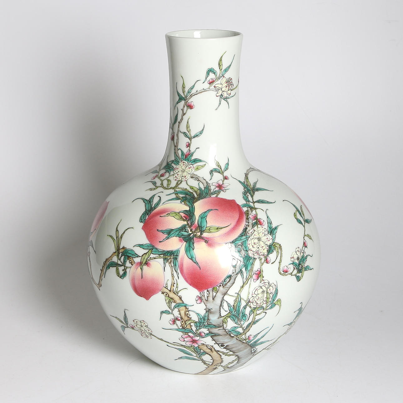 GOLVVAS, porslin, persikor, Kina, 1900-tal.