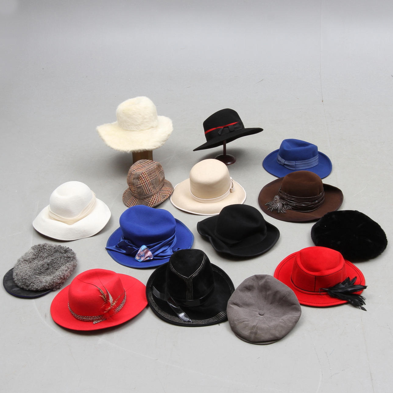 HATTAR, 14 st, bland annat Nordiska Kompaniet och Wigéns.