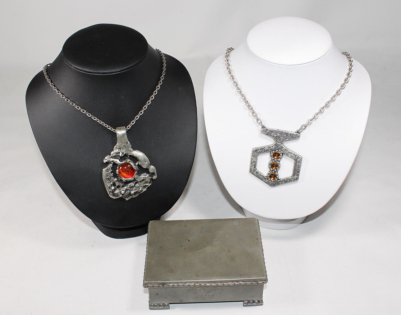 HALSBAND 2 st, Svenskt Tenn, med ask i tenn.