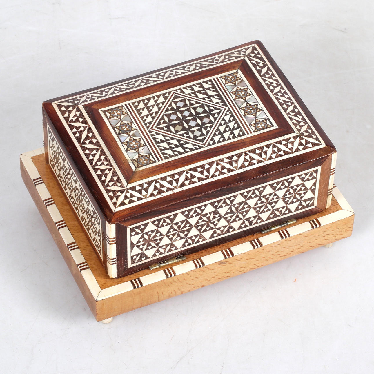 CIGARETTSKRIN, trä, mosaik, 1900-tal.