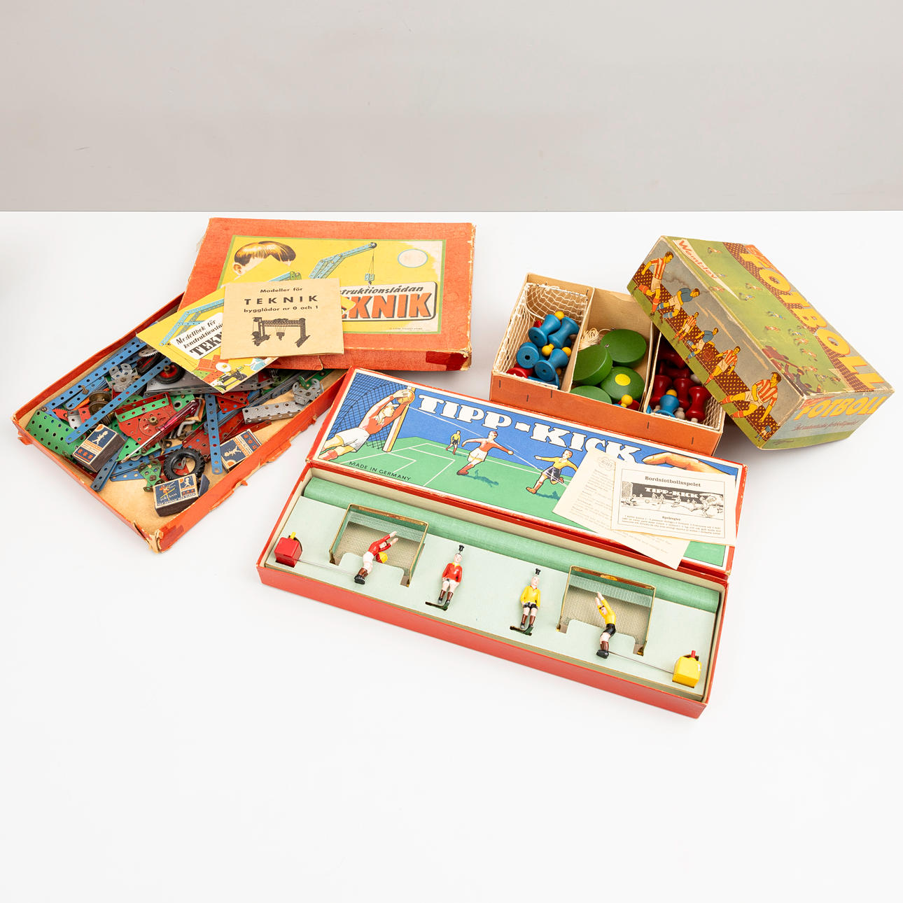 SOCCER BALL, 2 pcs, and CONSTRUCTION BOX TECHNOLOGY.