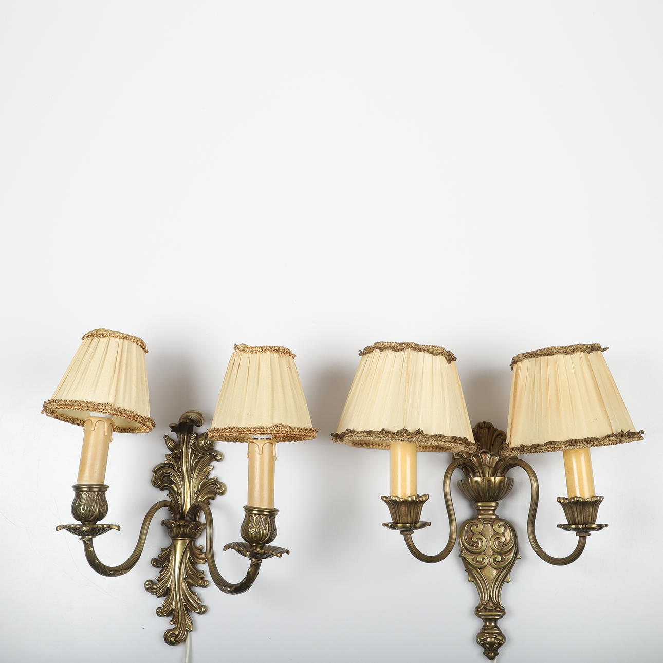 VÆGLAMPER, et par, messing, 1900-tallet.