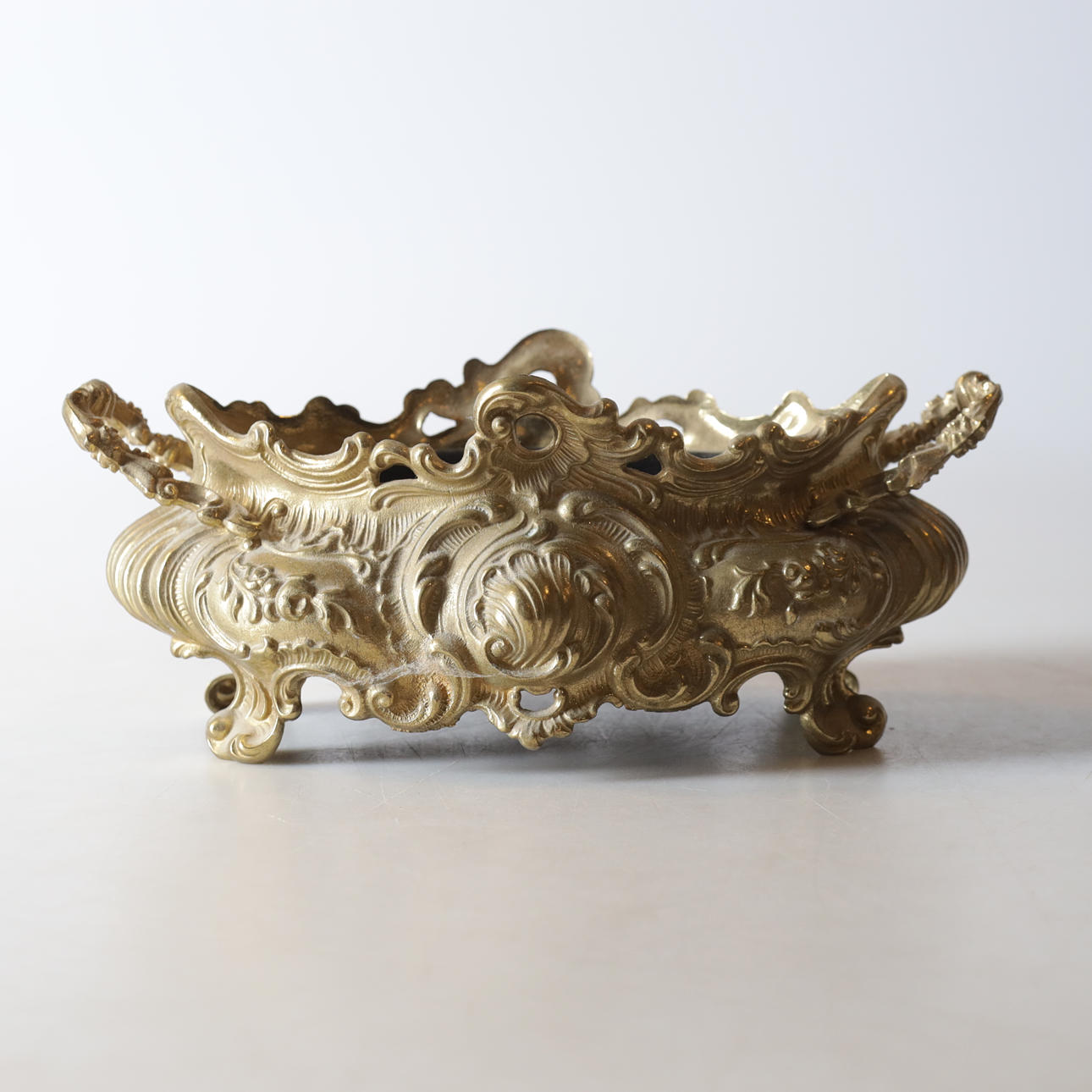 A 20th century Rococo brass JARDINJÄR.