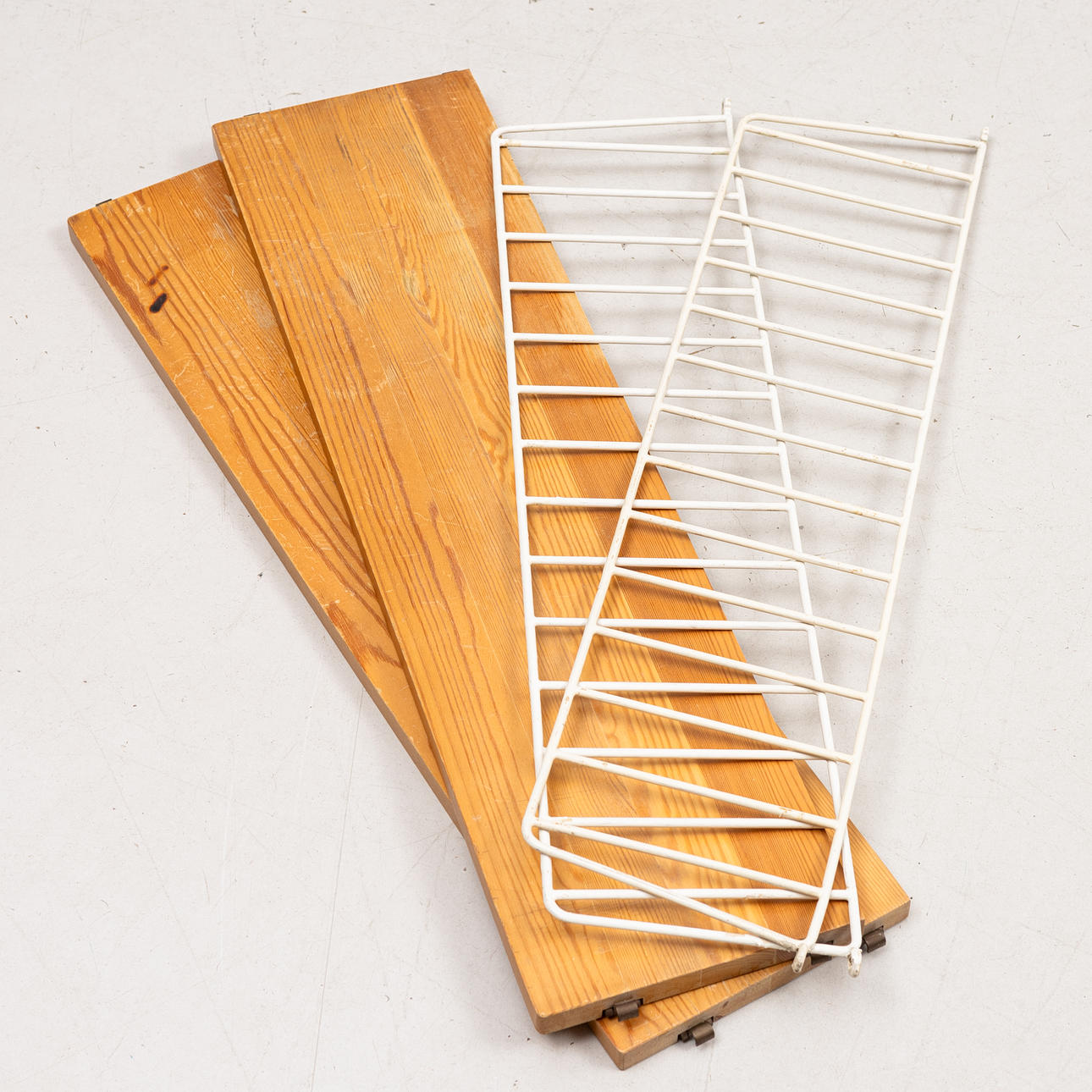 NILS & KAJSA STRINNING. A 4-piece “String” shelving system, second half of the 20th century.