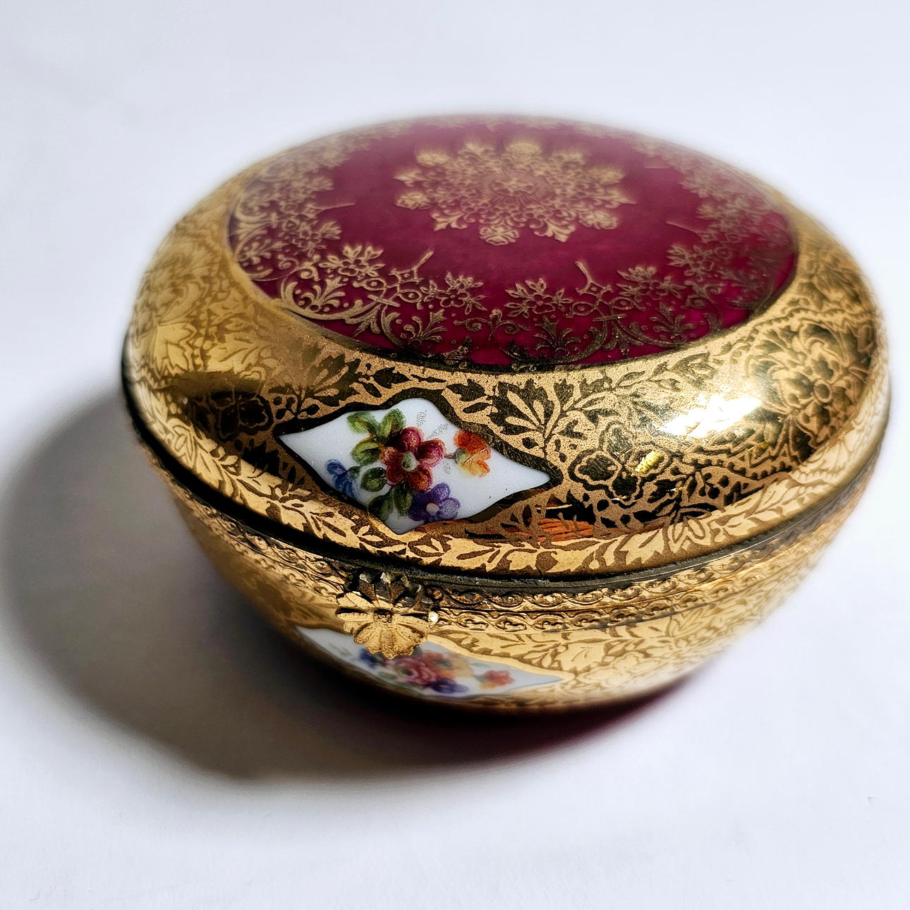 JEWELRY BOX. LIMOGES PORCELAIN.