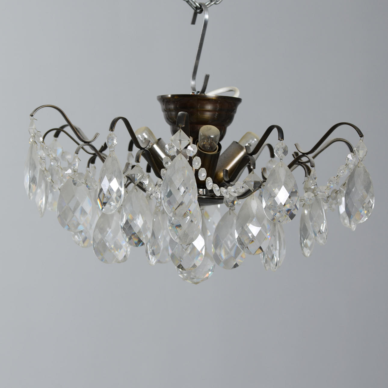 DECKENLEUCHTER mit Prismen, 20. Jahrhundert.