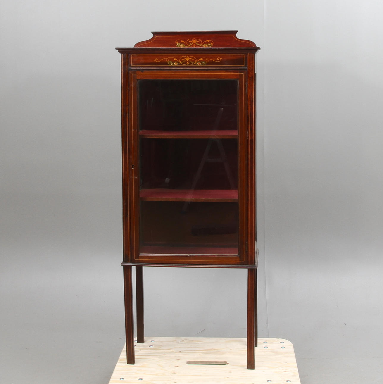 VITRINSKÅP, 1900-tal.