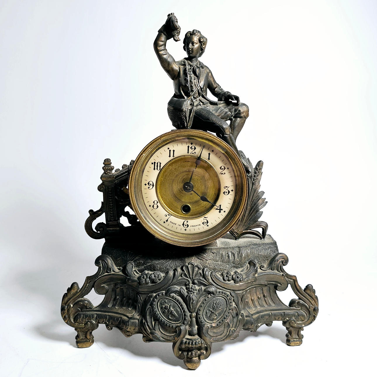 FRANZÖSISCHE TISCHUHR. PATINIERTE BRONZE.