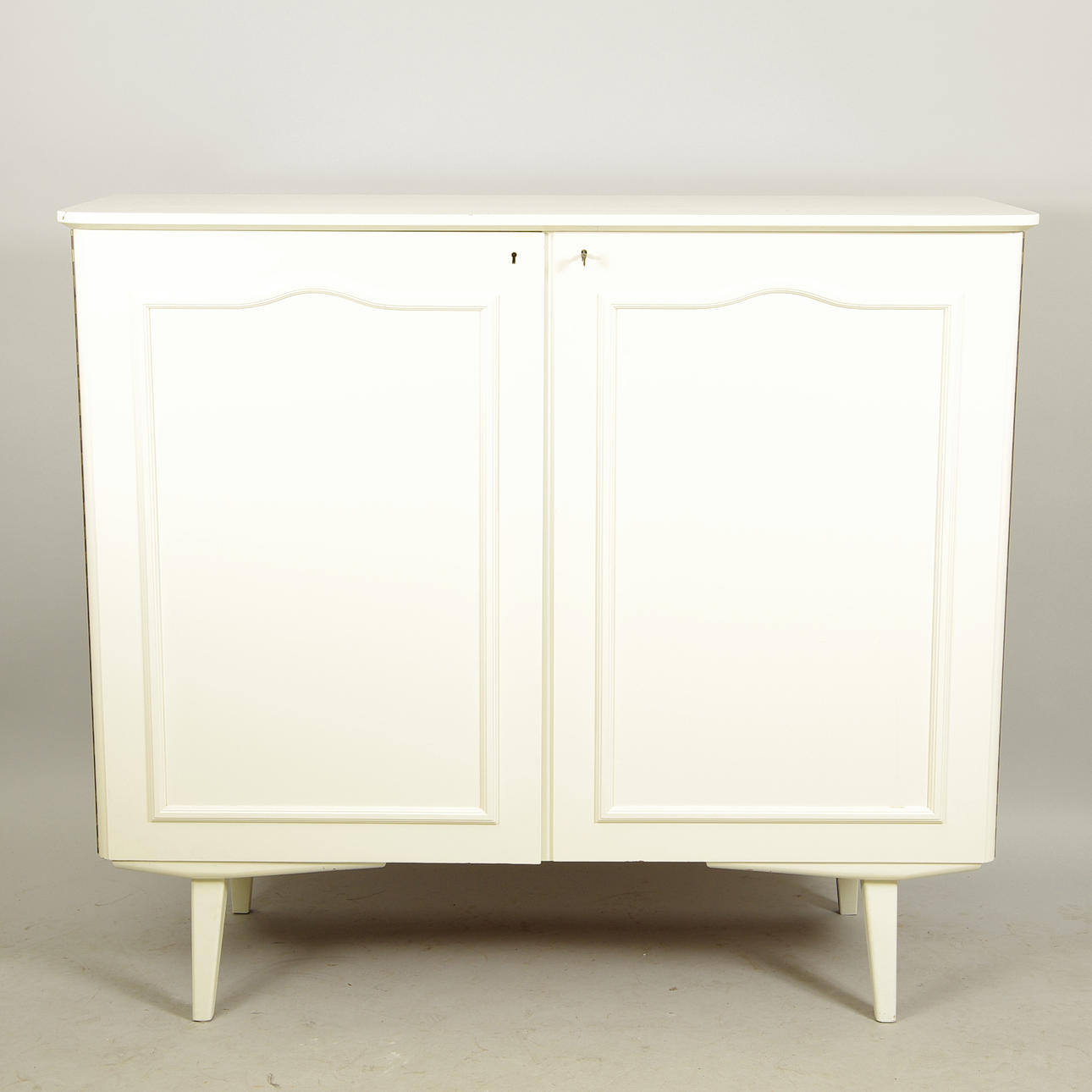 SKÅP, vitmålad, 1900-talets mitt.