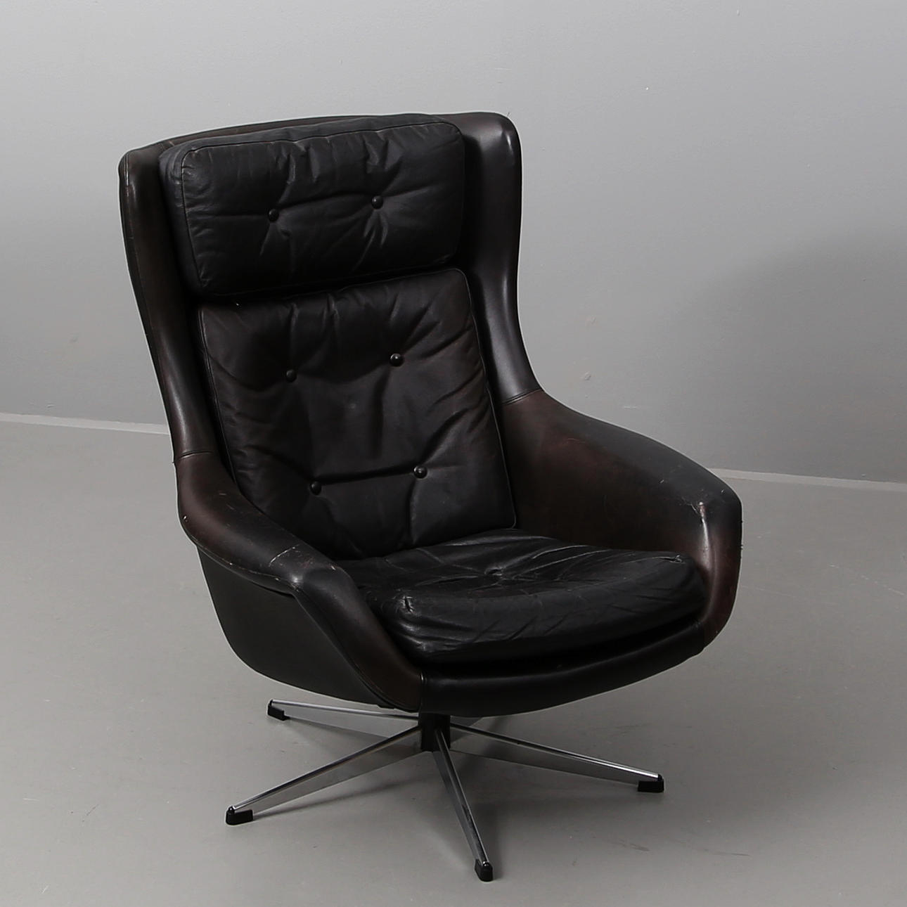 FÅTÖLJ, läder och stål, 1960/70-tal.