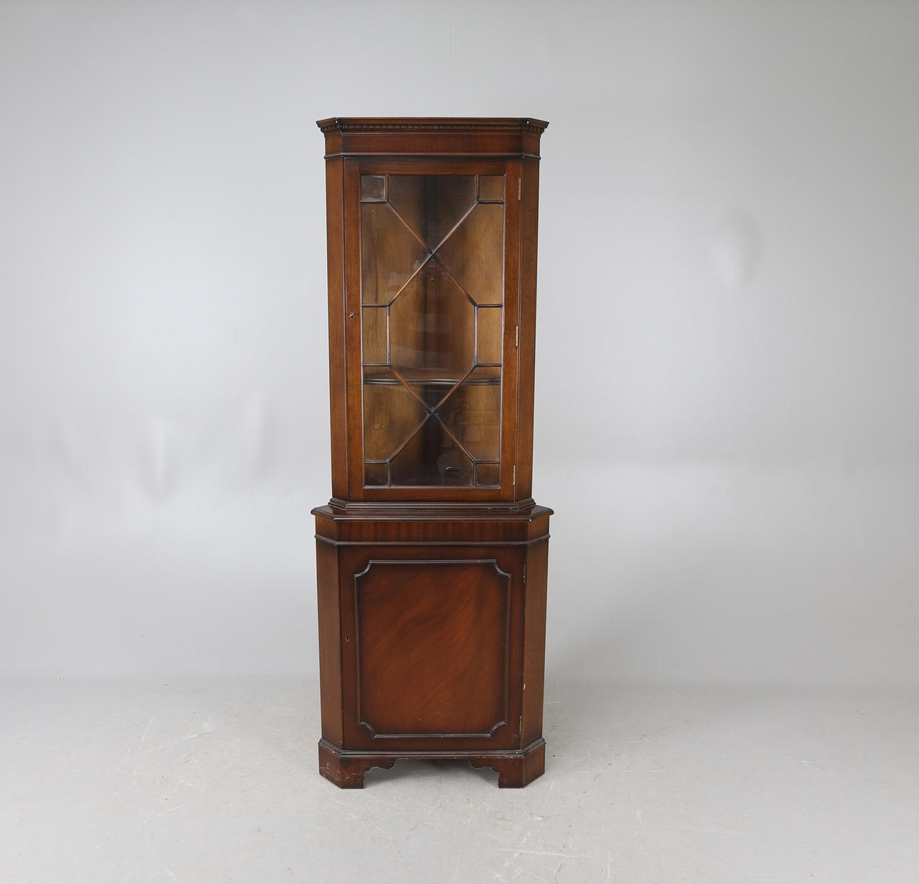 HÖRNSKÅP, vitrin, engelsk stil, 1900-tal.