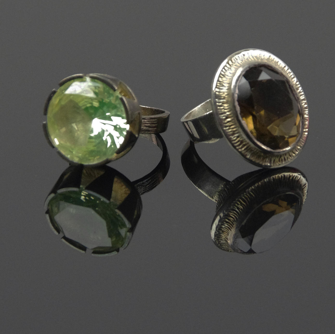 RINGAR, 2 stycken med färgade stenar.