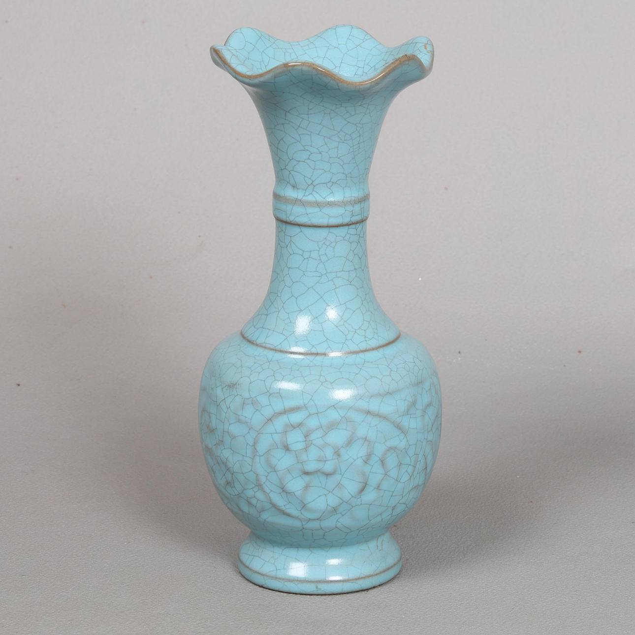 EN KINESISK KNITRENDE GLASURVASE.