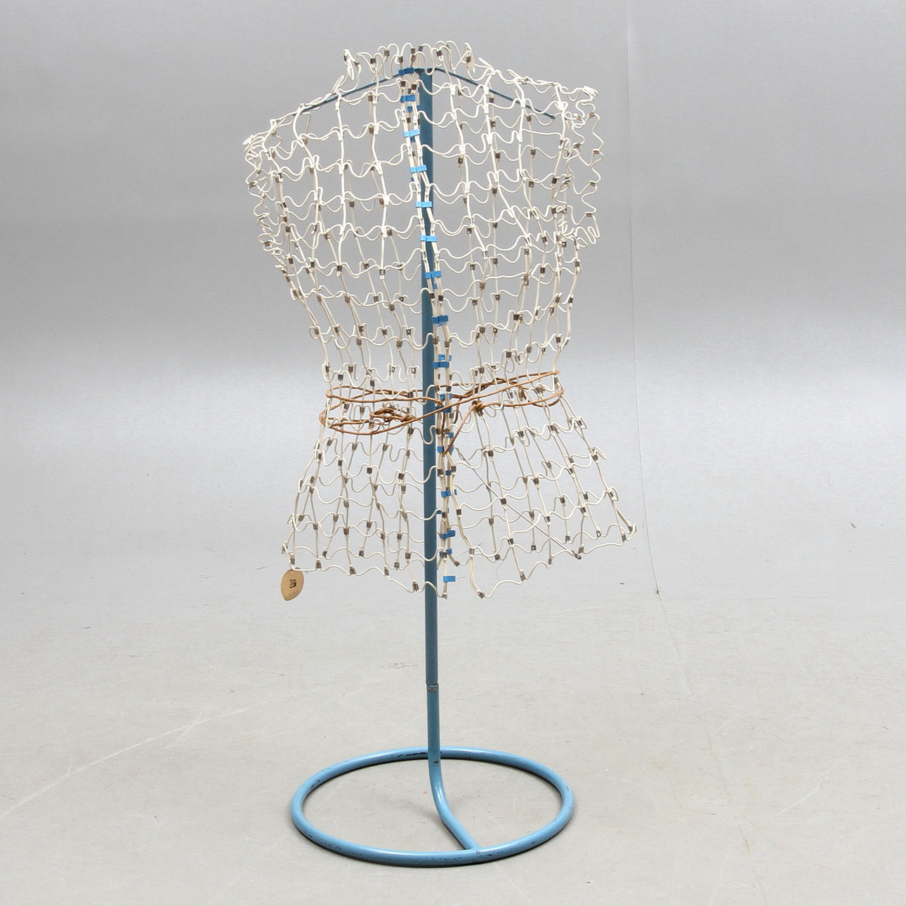 SKYLTDOCKA/PROVDOCKA, metallstomme, "Stilina", 1900-tal.