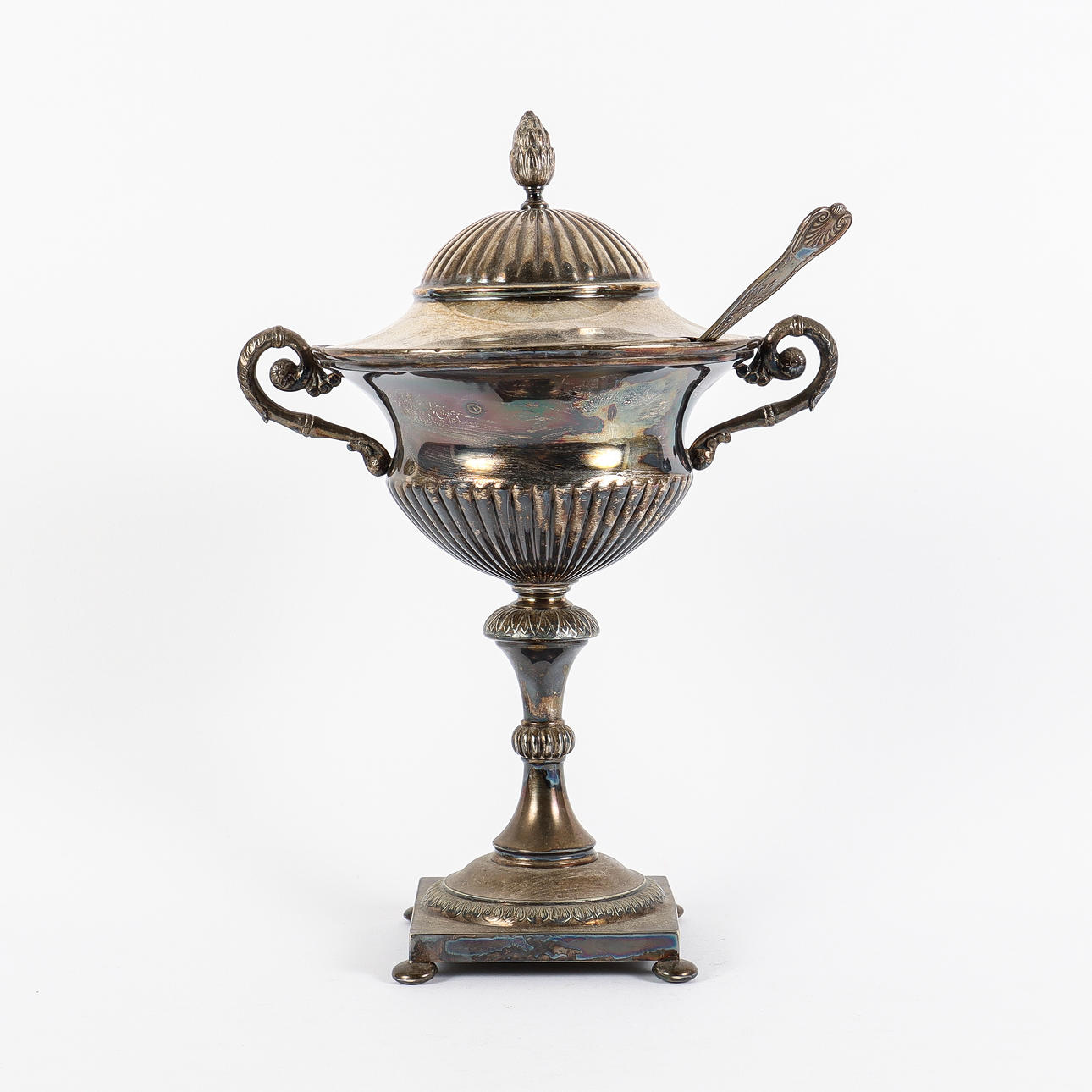 SPRINKLERSCHALE aus Neusilber, mit Streuselöffel.