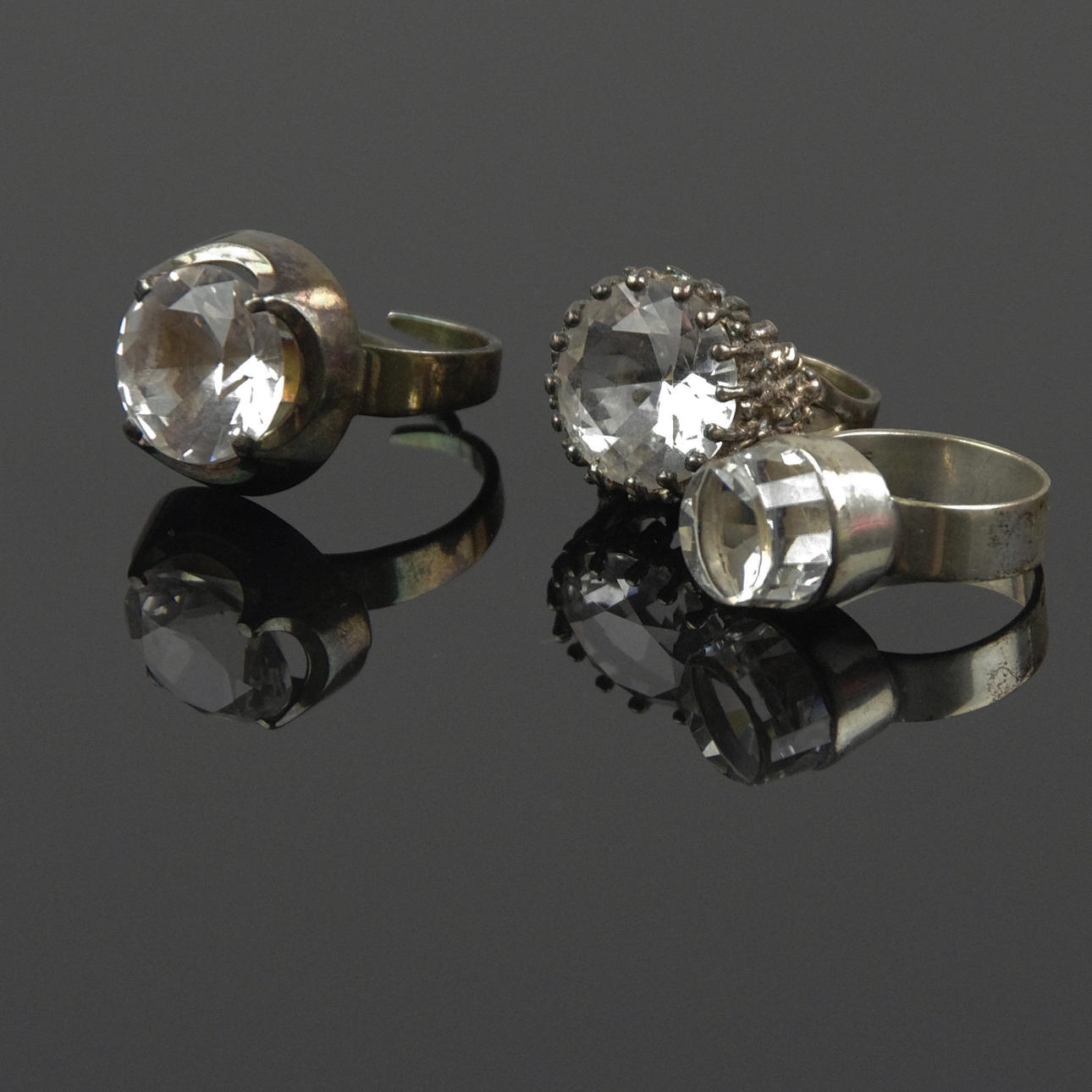 RINGAR, 3 stycken, silver med vita stenar.