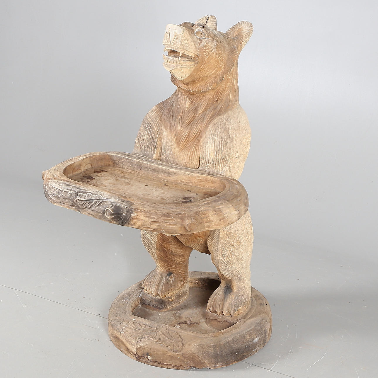 OIDENTIFIERAD KONSTNÄR. "Björnbetjänt", Björn med bricka, träskulptur på rot, motorsågsskulpterad, troligtvis Hans Gustavsson.