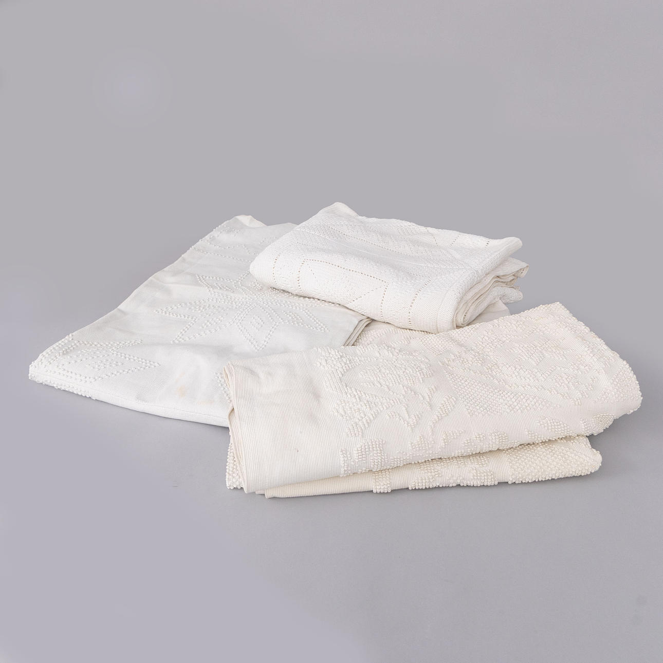 SÄNGÖVERKAST, 4 stycken, äldre.