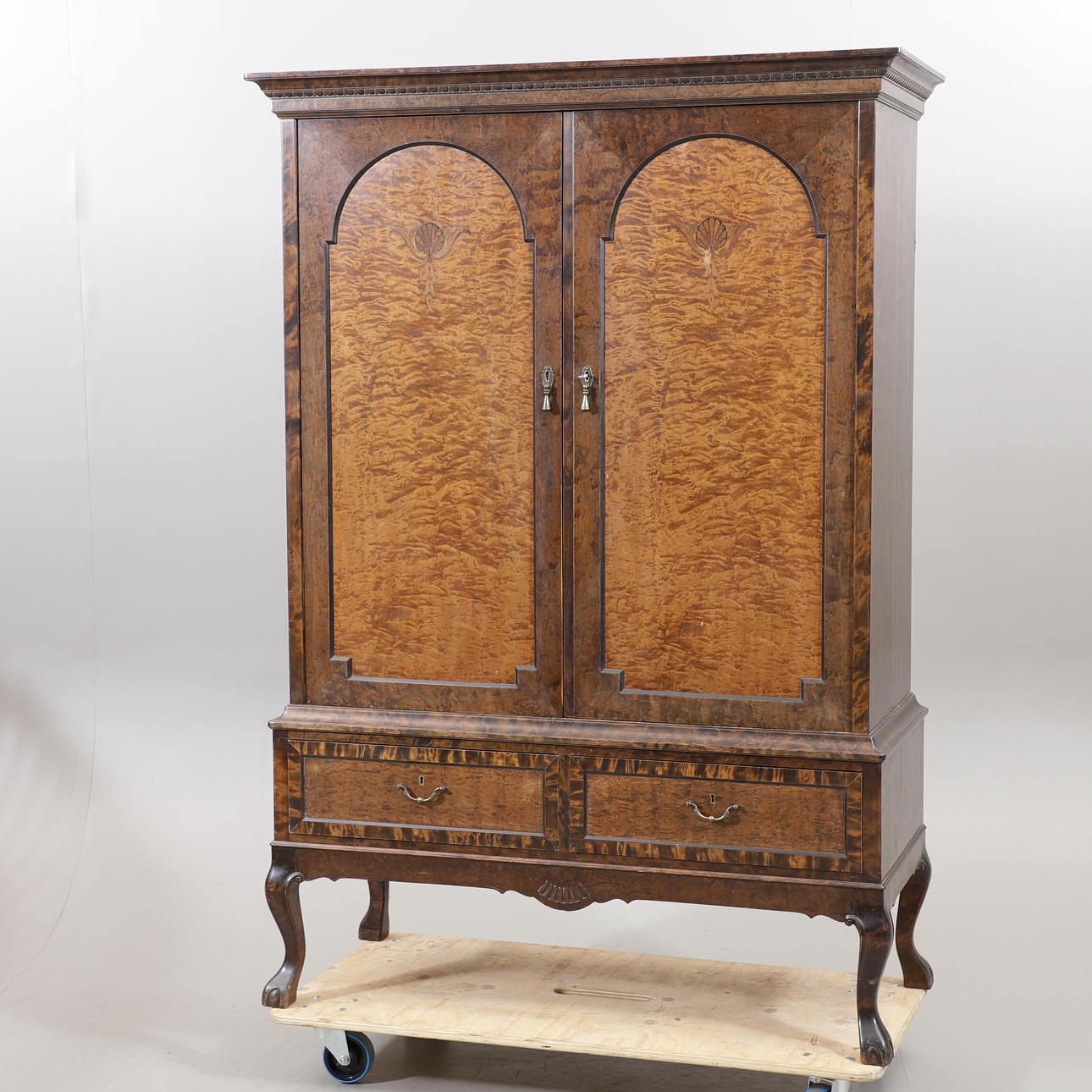 MUEBLE DE COMEDOR con intarsia, abedul, principios del siglo XX.