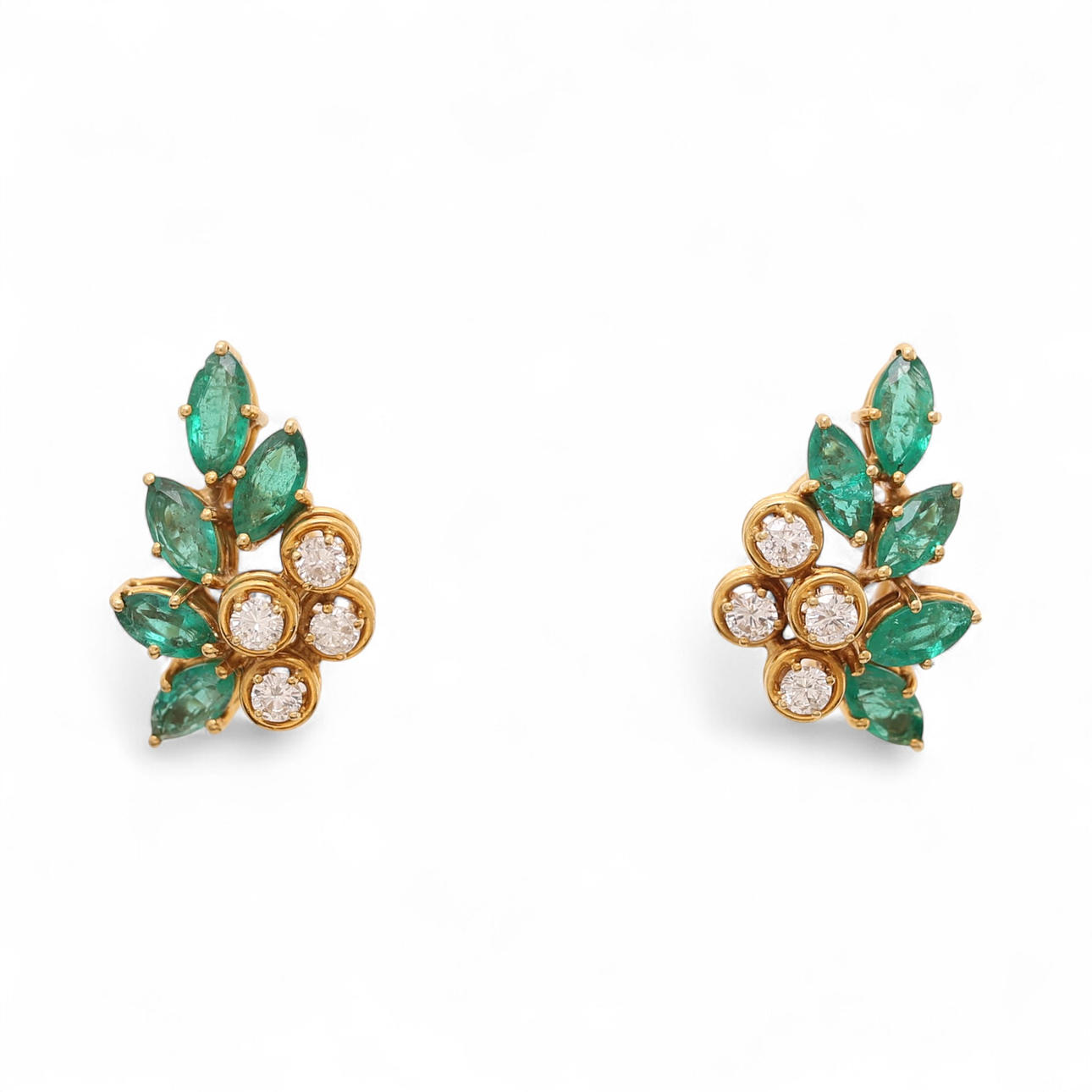 Timantti- ja smaragdikorvakorut.