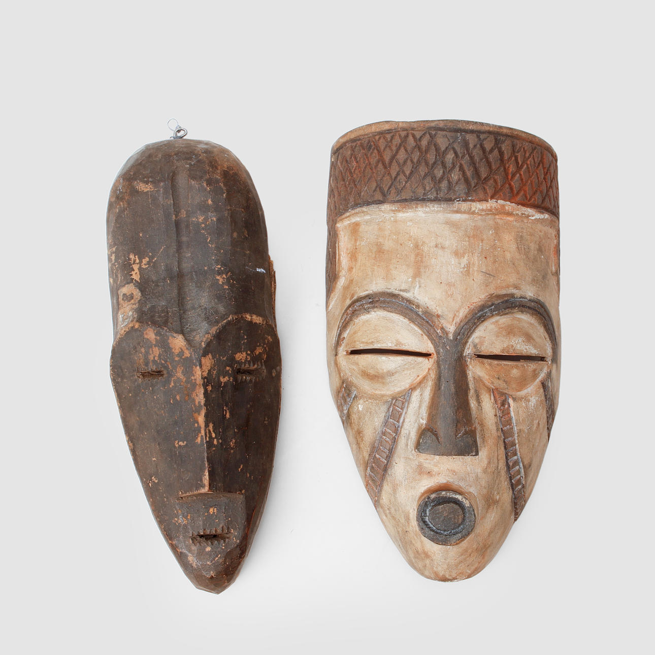 2 afrikkalaisia naamioita.