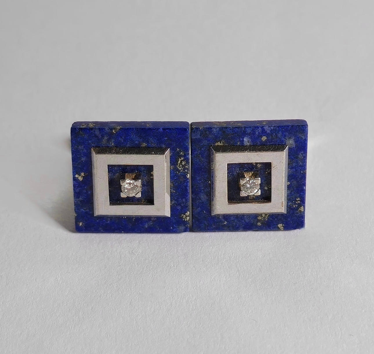 CUFFLINKS IN 18 CARAT WHITE GOLD ON LAPIS LAZULI WITH TWO BRILLIANT-CUT DIAMONDS.