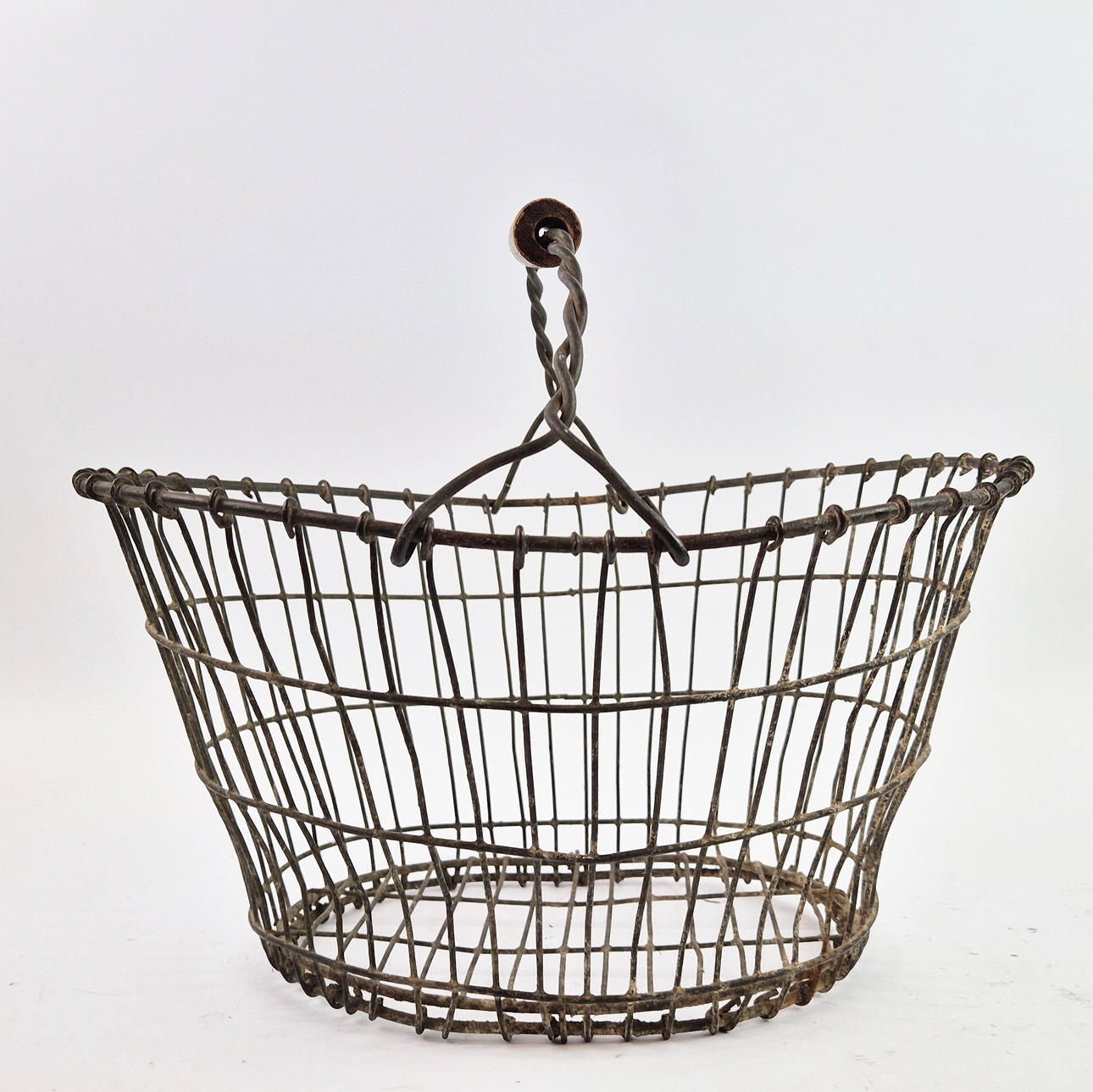 AN ANTIQUE WIRE EGG BASKET.