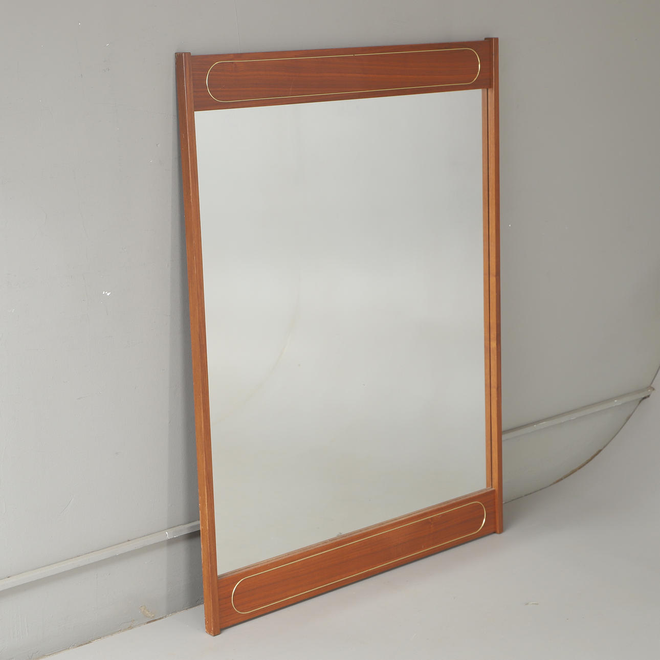 SPEGEL, valnöt och mässing, 1900-talets mitt.