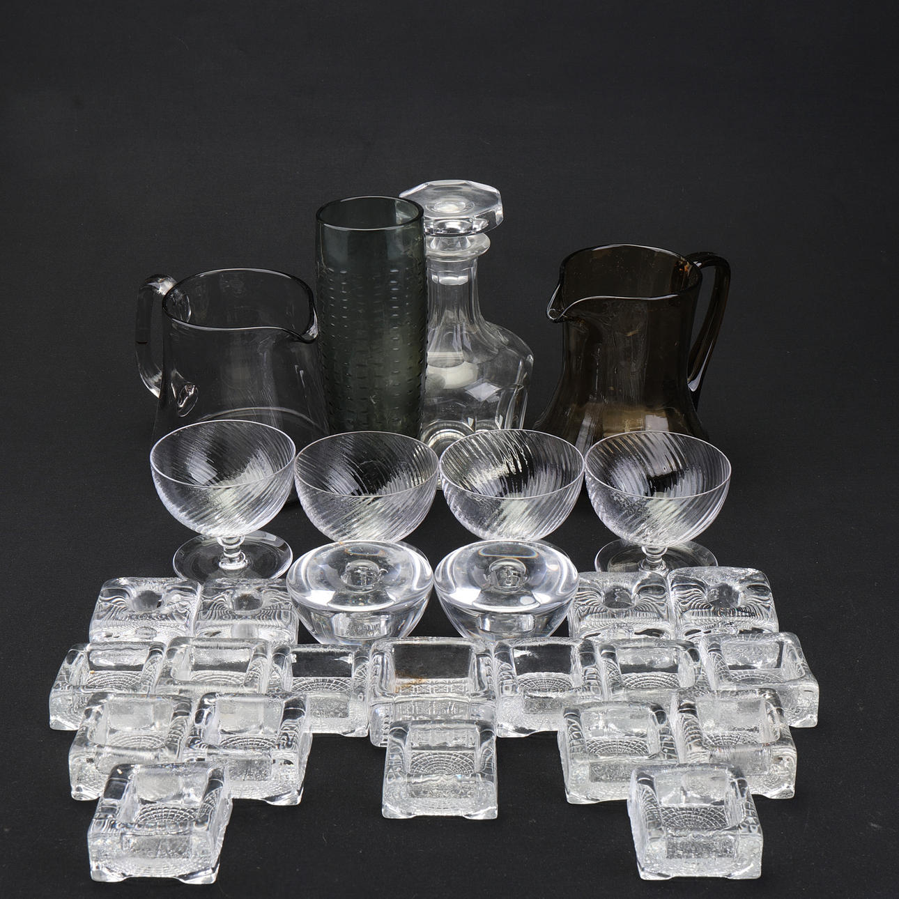 Un conjunto de 28 objetos de cristal del siglo XX.