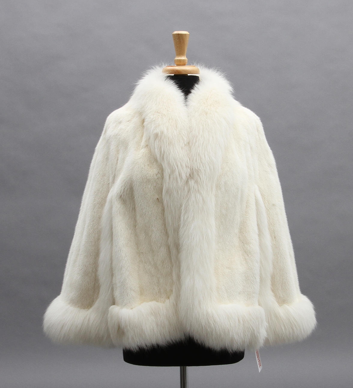 MINKCAPE med detaljer av viträv.