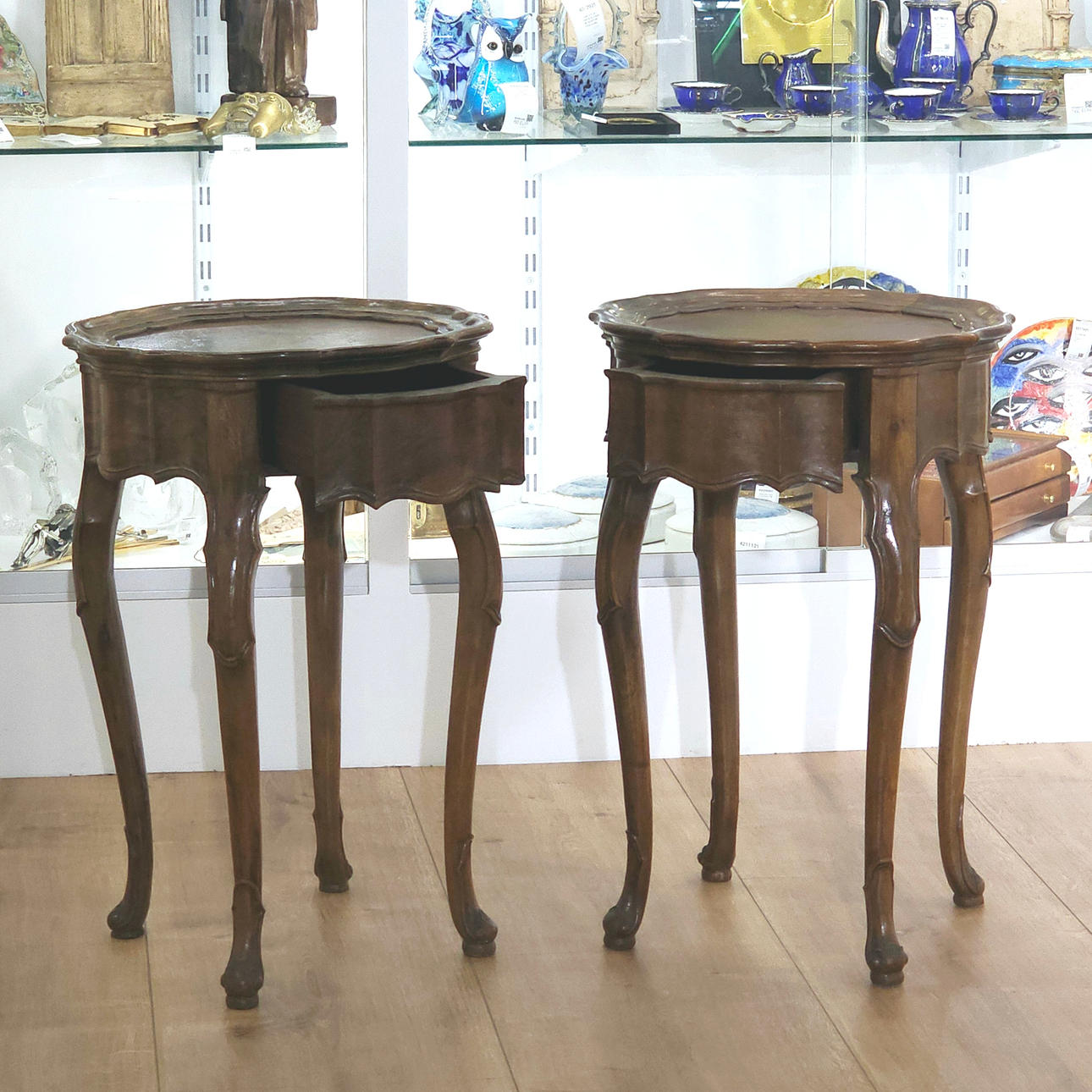 Par träbord med låda.