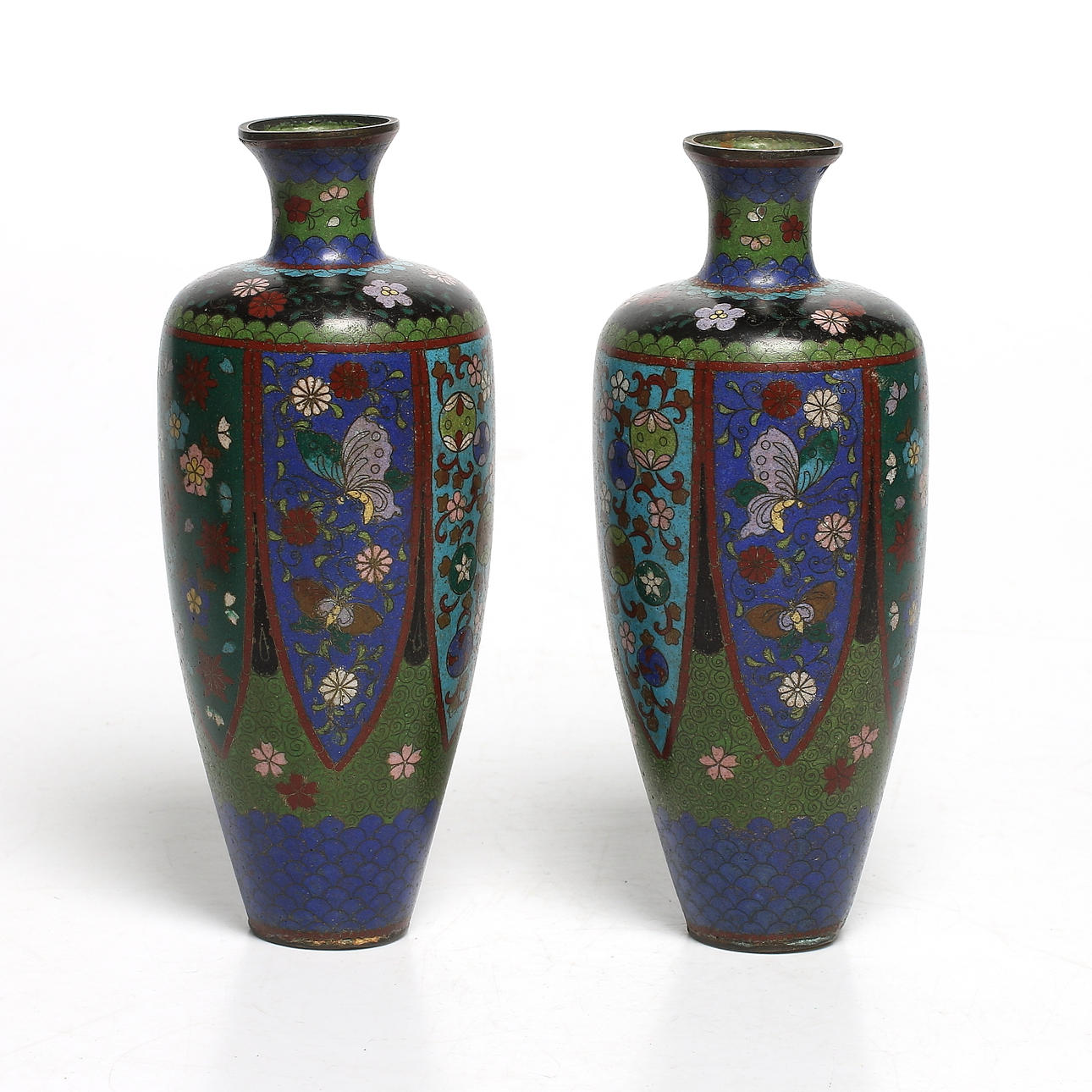 VASER, ett par, cloisonné, Japan, omkring sekelskiftet 18/1900.