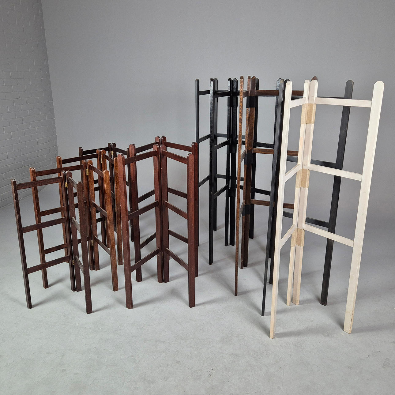 EINE SAMMLUNG VON ELF HANDTUCHHALTERN (11).