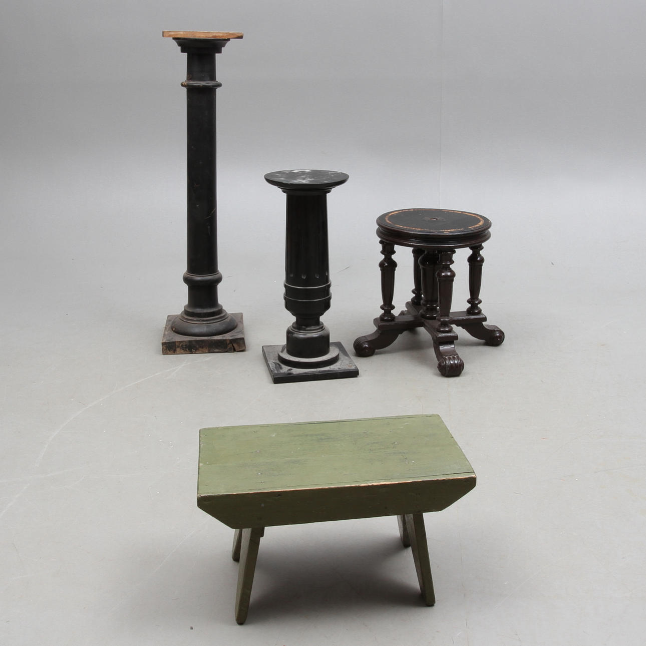 PIEDESTALER och PALLAR, 4 delar, tidigt 1900-tal.